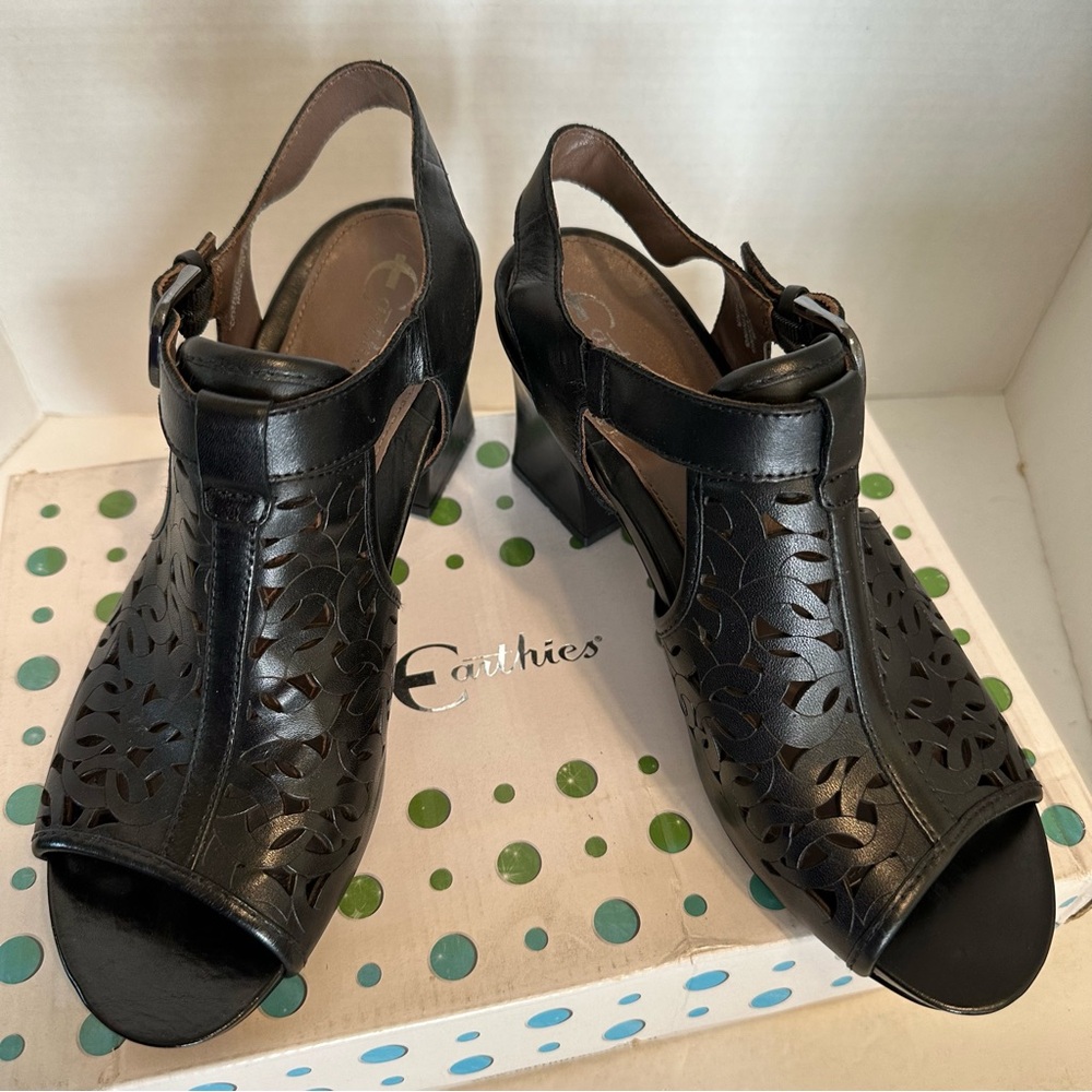 NIB Vintage Earthies Acadia Women's Black Perforated Leather Heeled Sandals 8.5 - Picture 3 of 6